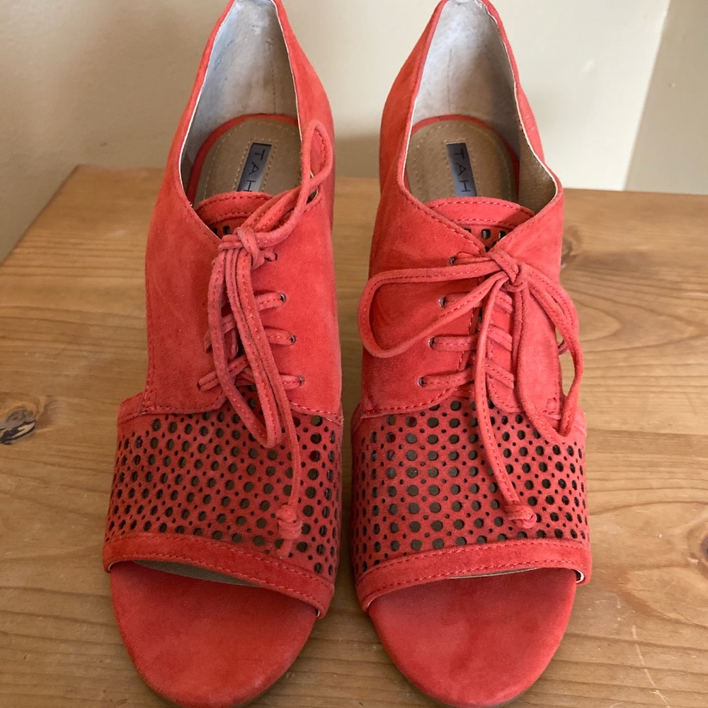 New in box salmon colored heels: Tahari